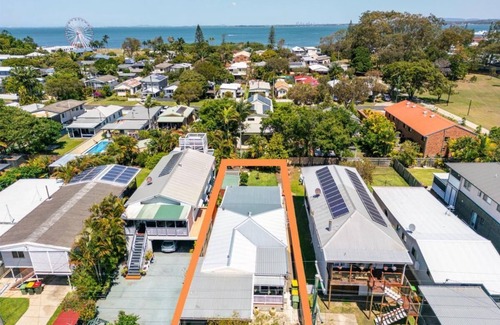 Woody Point Apartment | Modern 4-Bed Beachfront Woody Point Retreat
