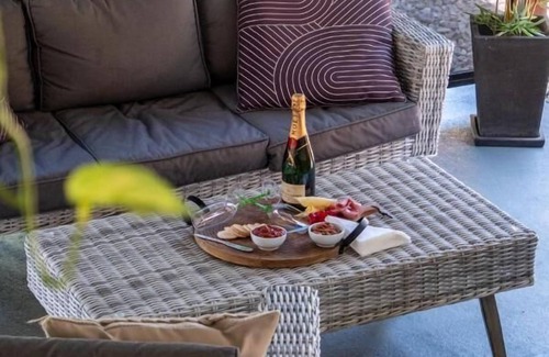Woody Point Apartment | Modern 4-Bed Beachfront Woody Point Retreat
