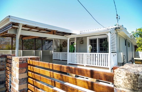 Woody Point Apartment | Modern 4-Bed Beachfront Woody Point Retreat