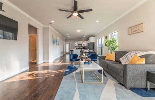 Cedar Crest House | Modern 4 Bed - By Dallas Zoo & Reunion Tower