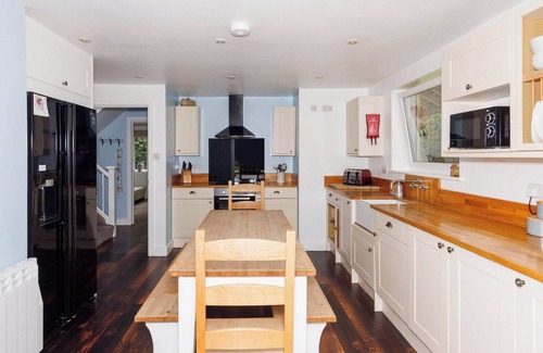Birdham House | Modern 4-Bed Countryside Retreat with Garden