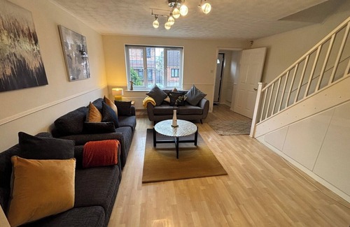 Gooshays House | Modern 4-Bed Home | Long Stay | Parking and Wi-Fi