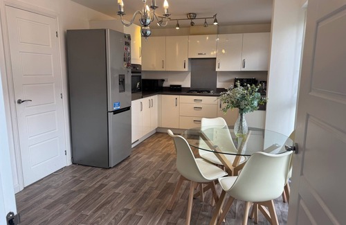 Wolverhampton House | Modern 4-Bed Home in Wolverhampton / Comfort, Flexibility & Shared Spaces