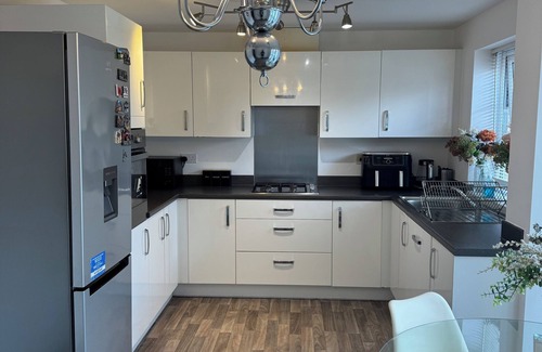 Wolverhampton House | Modern 4-Bed Home in Wolverhampton / Comfort, Flexibility & Shared Spaces