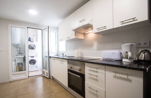 Alicante City Centre Apartment | Modern 4 Bedroom 2 baths with AC & Wifi in Casco Antiguo