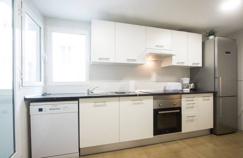Alicante City Centre Apartment | Modern 4 Bedroom 2 baths with AC & Wifi in Casco Antiguo