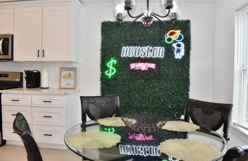 Northeast Houston House | Modern 4-bedroom 2.5 Bath Home Minutes from Downtown Houston, Wifi, 2Car Garage