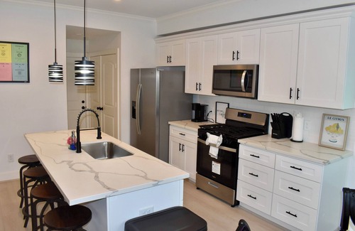 Northeast Houston House | Modern 4-bedroom 2.5 Bath Home Minutes from Downtown Houston, Wifi, 2Car Garage