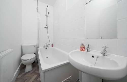 Munster Apartment | Modern 4-bedroom Apartment in Fulham, London