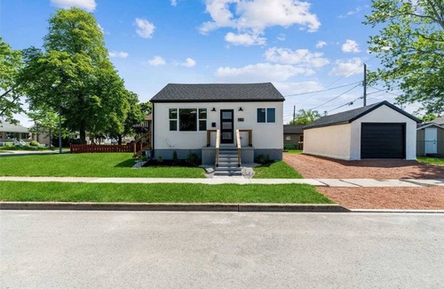 Welland House | Modern 4-Bedroom Bungalow Close to All Amenities