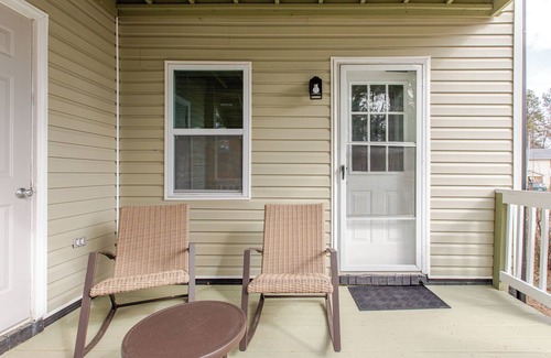 Durham House | Modern 4-Bedroom Duplex Near Duke – Private Entry & Parking for 12 guests