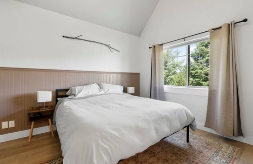 Stevensville Other | Modern 4-bedroom Farmhouse Oasis with Apple Orchard and Mountain Views