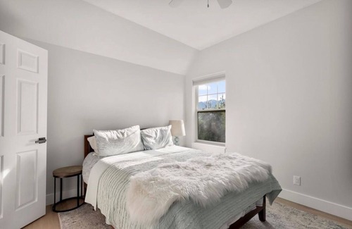 Stevensville Other | Modern 4-bedroom Farmhouse Oasis with Apple Orchard and Mountain Views