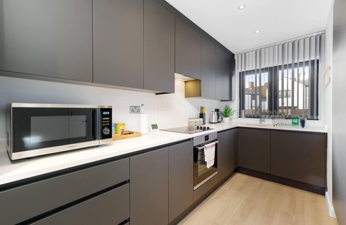 Slough House | Modern 4 Bedroom House 01 With Parking in Farnham Royal, Slough