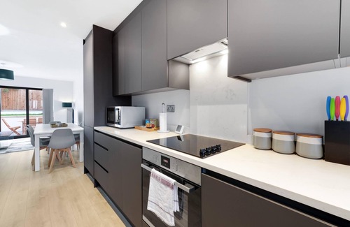 Slough House | Modern 4 Bedroom House 01 With Parking in Farnham Royal, Slough