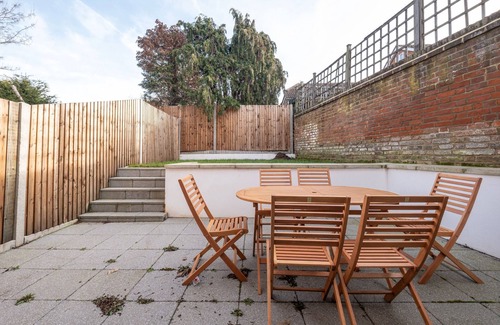 Slough House | Modern 4 Bedroom House 01 With Parking in Farnham Royal, Slough