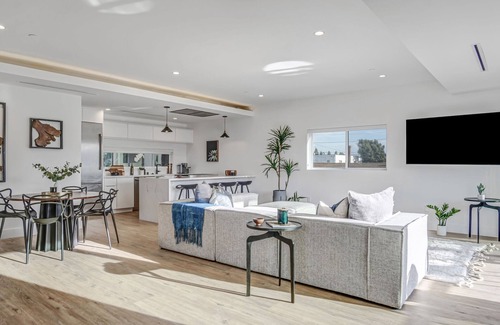 Palms House | Modern 4-bedroom home with charge station Centrally located near Culver City
