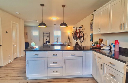 Richmond House | Modern 4 Bedroom Home, 6 mins away from Downtown