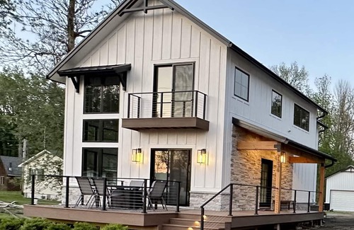 Henderson House | Modern 4 Bedroom House, 2.5 Bath with Private Sandy Beach on Lake Ontario