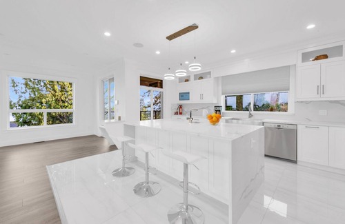 Gibsons House | Modern 4-bedroom house with ocean& mountain view