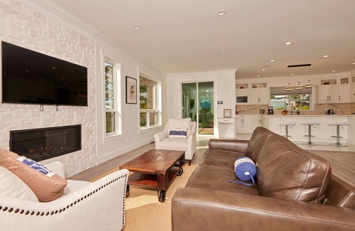 Gibsons House | Modern 4-bedroom house with ocean& mountain view