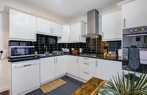 London Borough of Hounslow House | Modern 4 Bedroom House with Garden in Feltham