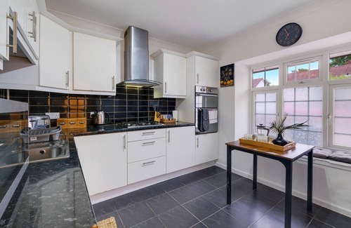 London Borough of Hounslow House | Modern 4 Bedroom House with Garden in Feltham