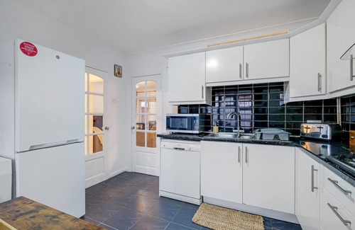 London Borough of Hounslow House | Modern 4 Bedroom House with Garden in Feltham