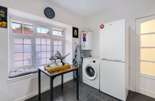 London Borough of Hounslow House | Modern 4 Bedroom House with Garden in Feltham