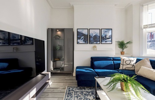 Haringey House | Modern 4 Bedroom House 5 minute walk from Station