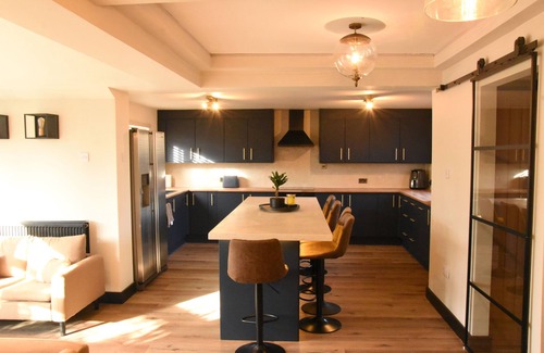 Olton House | Modern 4-bedroom house - Fast WIFI, NEC, HS2, B'ham Airport, Park Access