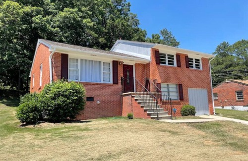 Church Street House | Modern 4-Bedroom Retreat with High-Tech Amenities