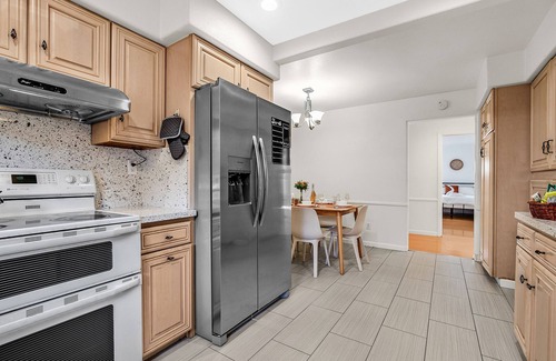 Castro Valley House | Modern 4 Bedroom Vacation home @ Castro Valley, King or Queen for all