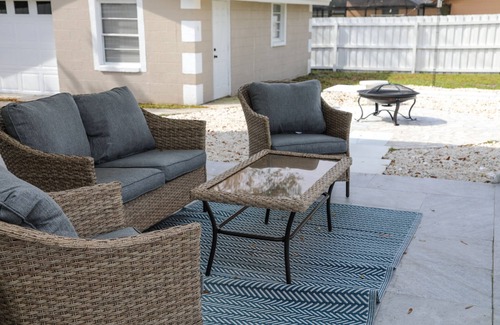 Arlington House | Modern 4 bedroom with Patio and Pool - Sleeps 10