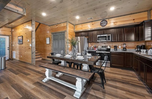 Sevierville Cabin | Modern 4-BR Cabin ★ Timeless Resort Near Parkway/Dollywood ★ Game Room ★ Hot Tub