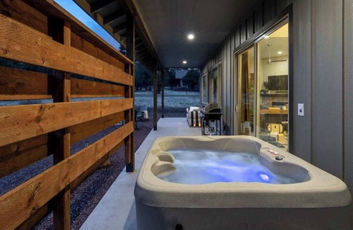 Williams House | Modern 4-BR Grand Canyon Home | Hot Tub & AC