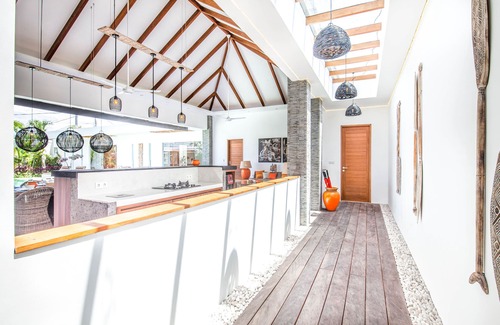 Berawa Cottage | Modern 4 BR Villa 400m to the Beach in Canggu