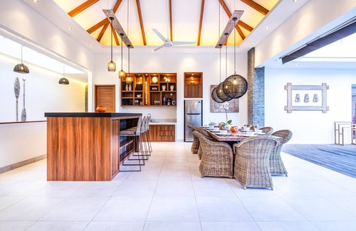 Berawa Cottage | Modern 4 BR Villa 400m to the Beach in Canggu