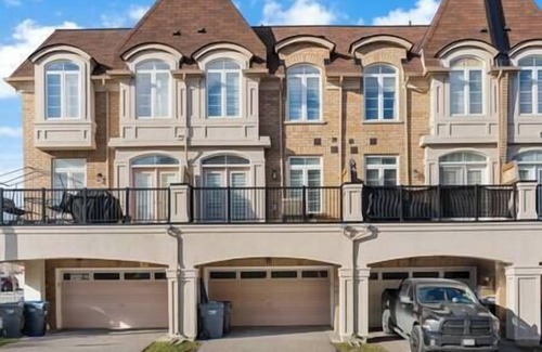 Hurontario House | Modern 4 Level home-Game room/Parking/Near Airport