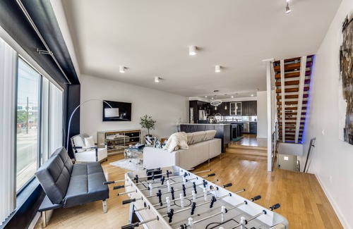 Deep Ellum House | Modern 4 Story Townhome -5 minutes walk to Deep Ellum & Fair Park!