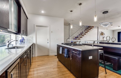 Deep Ellum House | Modern 4 Story Townhome -5 minutes walk to Deep Ellum & Fair Park!