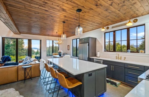 Rangeley House | Modern 4BR Cabin w/Breathtaking Views + Fireplace