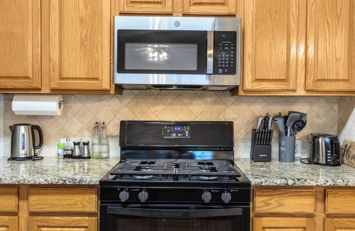 Plano House | ★ Modern 4BR Family Retreat Pet-Friendly/No Carpet, Game Room, Great Location