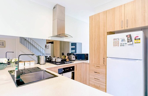 Huntingdale House | Modern 4BR Home in Central Oakleigh East