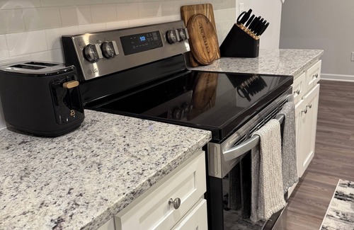 Union City House | Modern 4BR Retreat – 15 Min to ATL Airport, 25 Min to Downtown