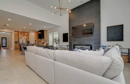 Tomball House | Modern 4BR Retreat, BBQ & Dining in The Woodlands