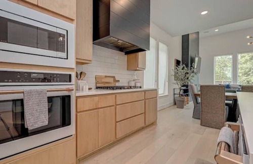 Tomball House | Modern 4BR Retreat, BBQ & Dining in The Woodlands