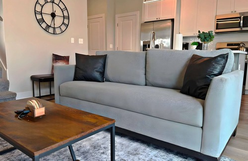 Warrenville Apartment | Modern 4BR Townhouse w/Parking & Lake Views
