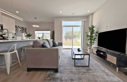 Warrenville Apartment | Modern 4BR Townhouse w/Parking & Lake Views