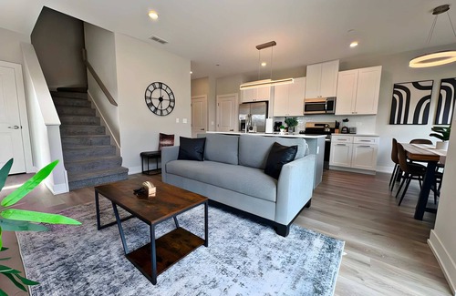 Warrenville Apartment | Modern 4BR Townhouse w/Parking & Lake Views